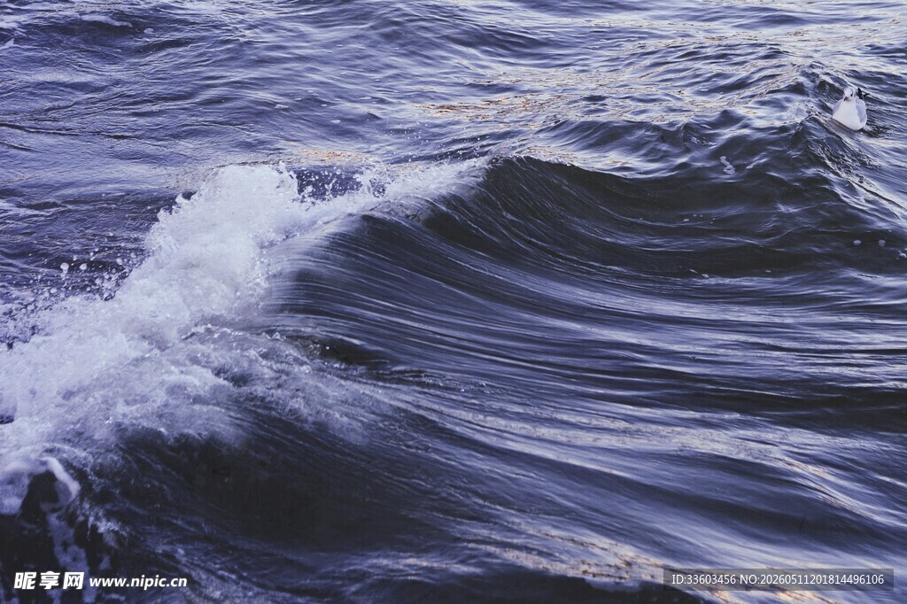 翻滚的海浪