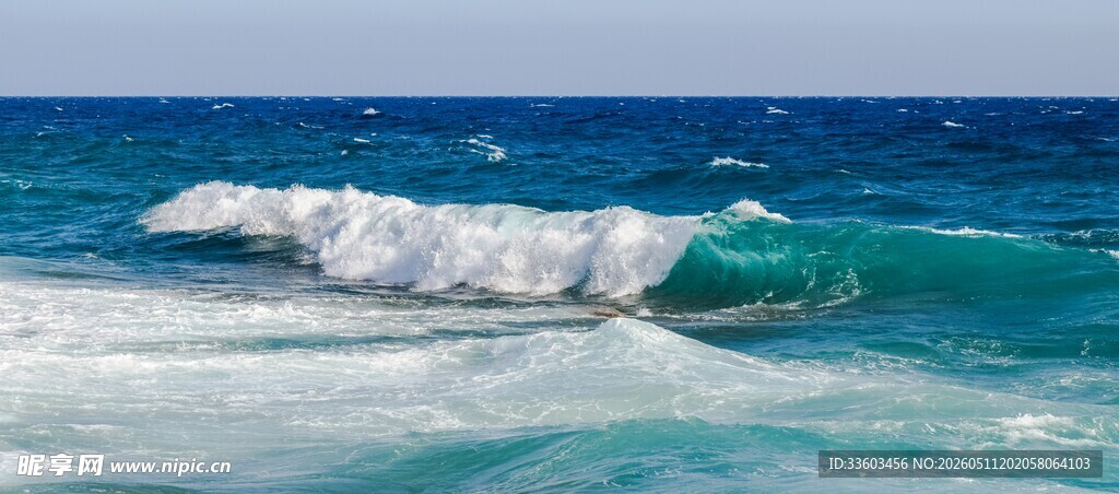 海浪翻涌的蓝色海洋
