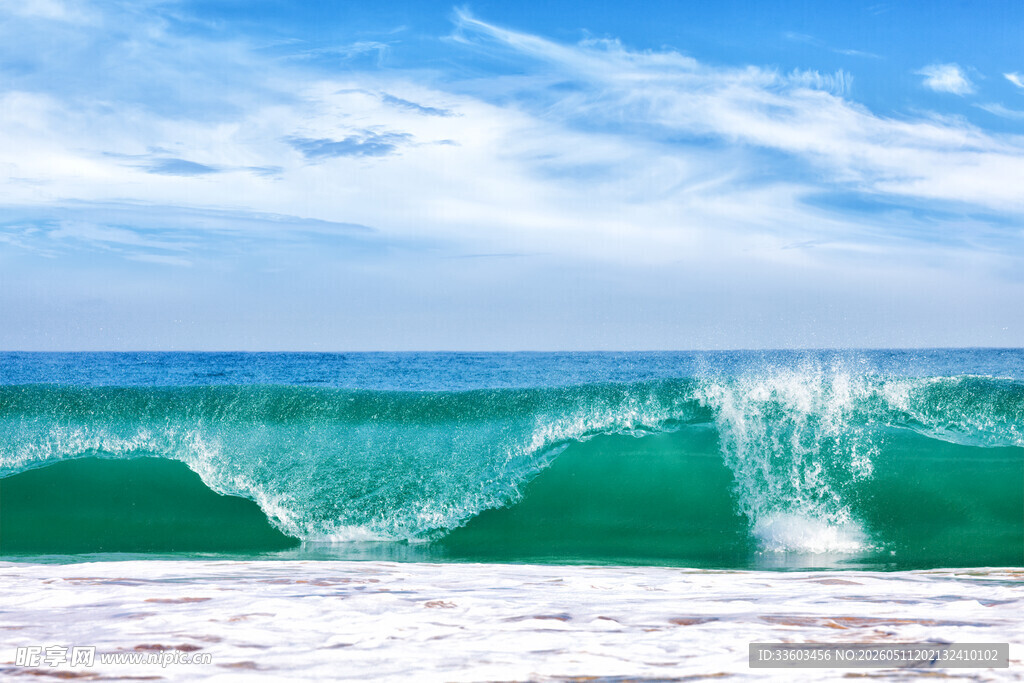 海浪翻涌的蔚蓝海洋
