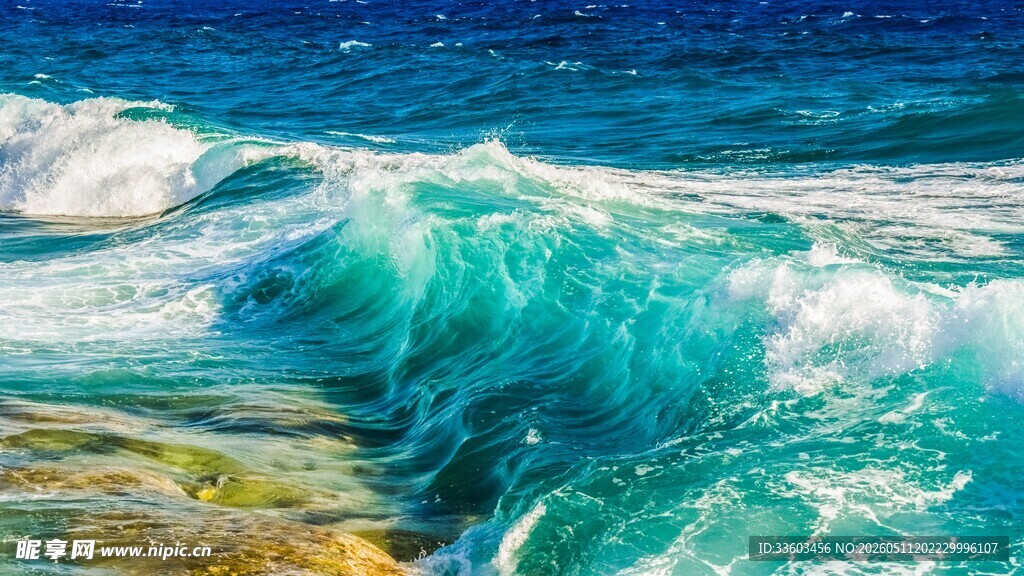 蓝色海浪拍打岸边景象