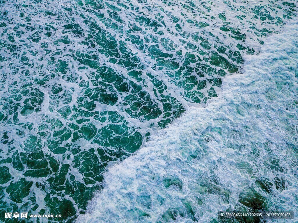 海浪翻涌的美丽瞬间
