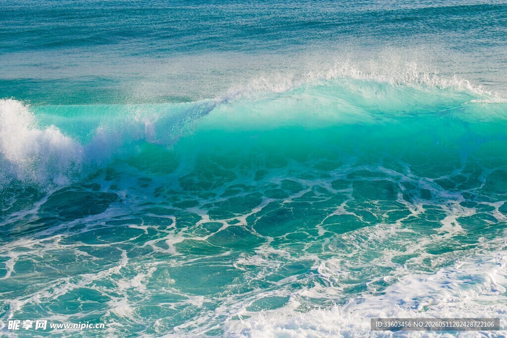 海浪翻涌的蓝色海洋景观