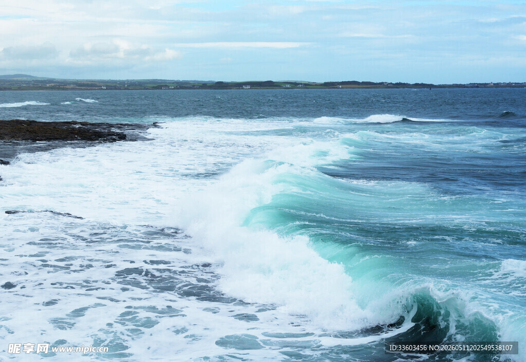 海浪翻涌的壮阔海岸线