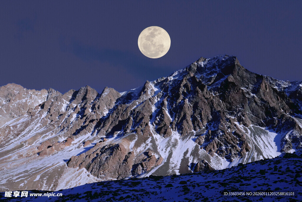 雪山月夜美景