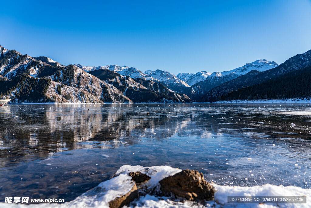 雪山下的宁静湖泊