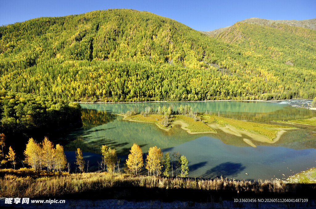 山间湖泊美景