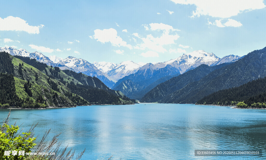 美丽湖景和远处雪山风光