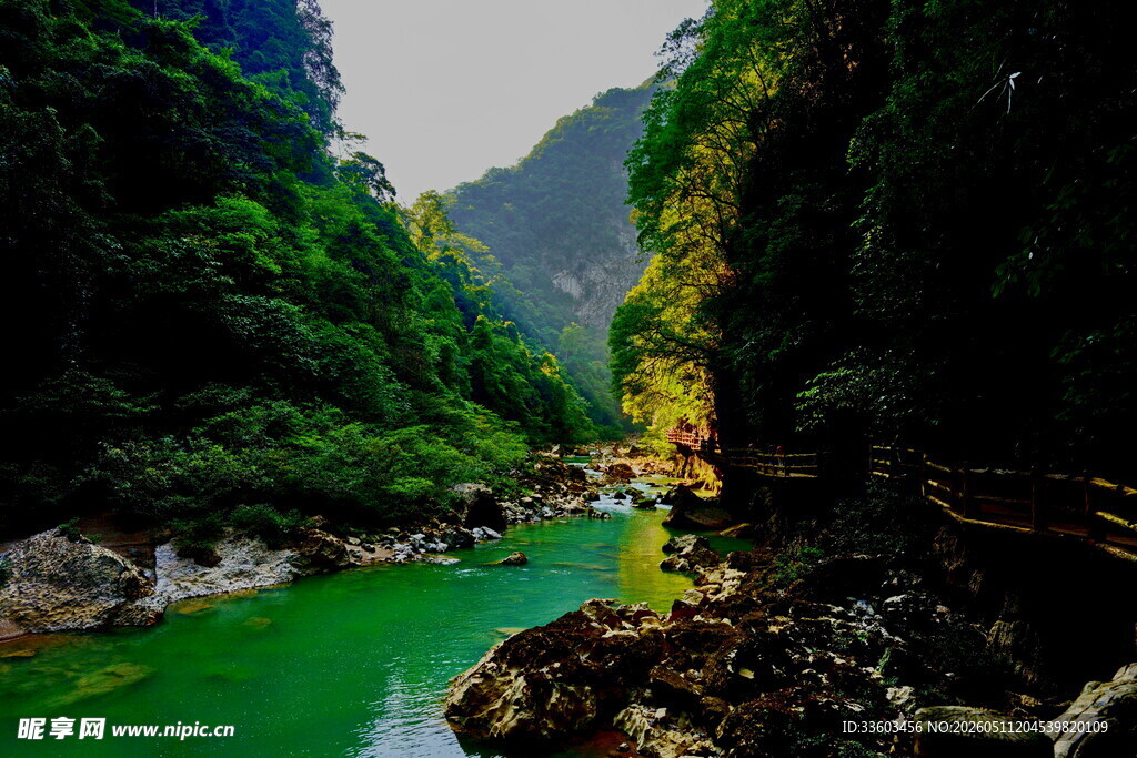 青山绿水间的秀丽河谷