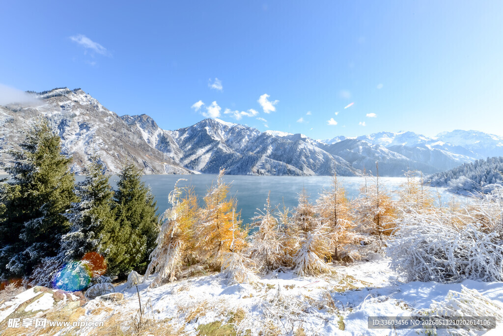 雪山湖畔秋日美景