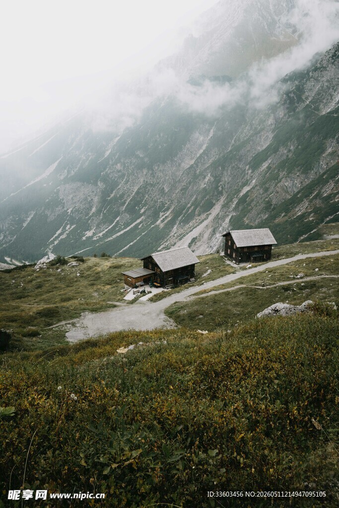 山间云雾中的静谧小屋