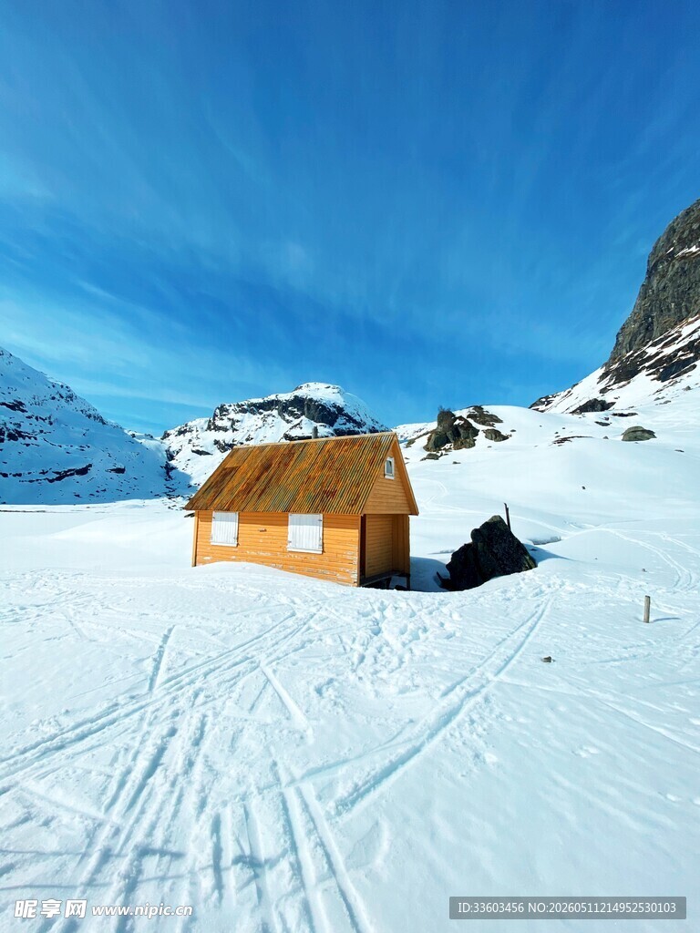 雪野中的温馨小屋