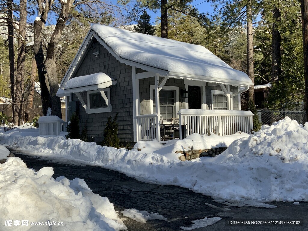 雪覆小屋