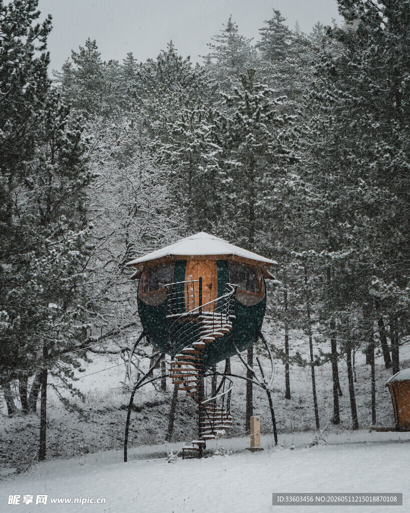 雪林中的高架木屋
