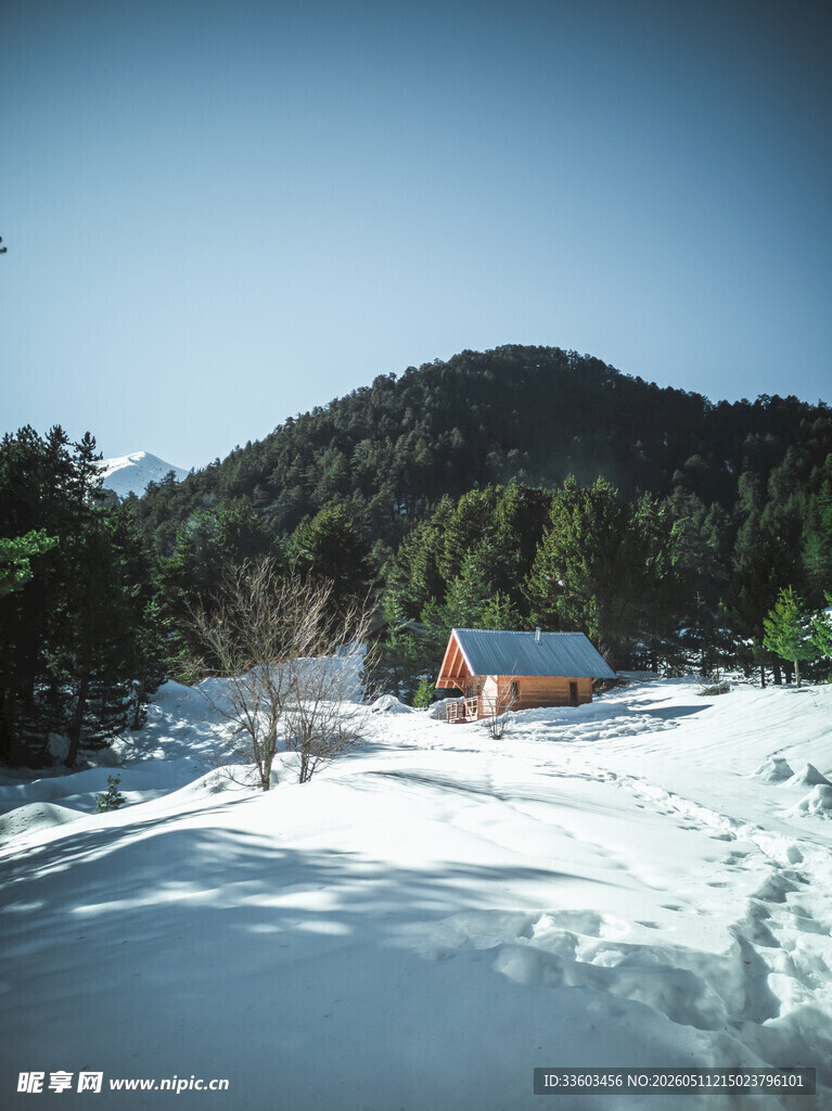 雪中山间小屋美景