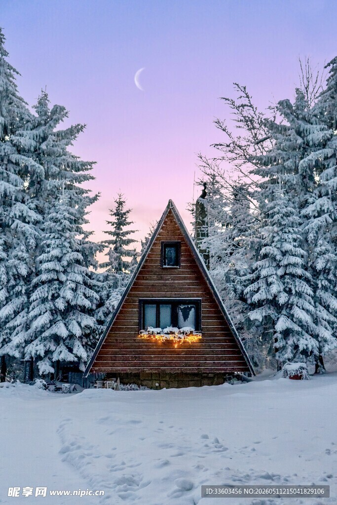 雪林中的温馨三角小木屋