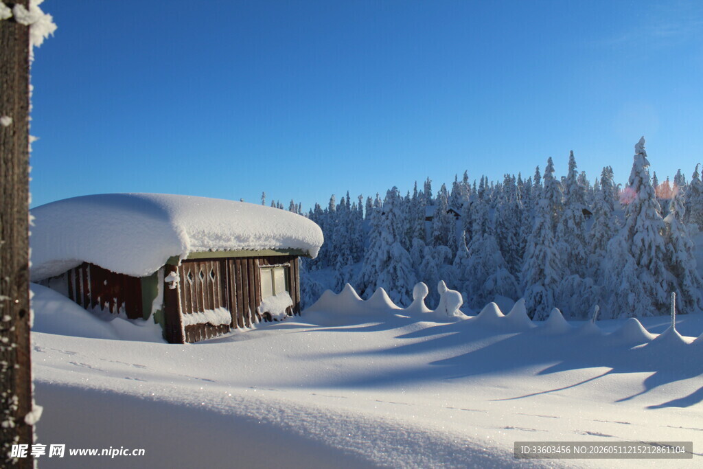 雪覆小屋的冬日静谧美景