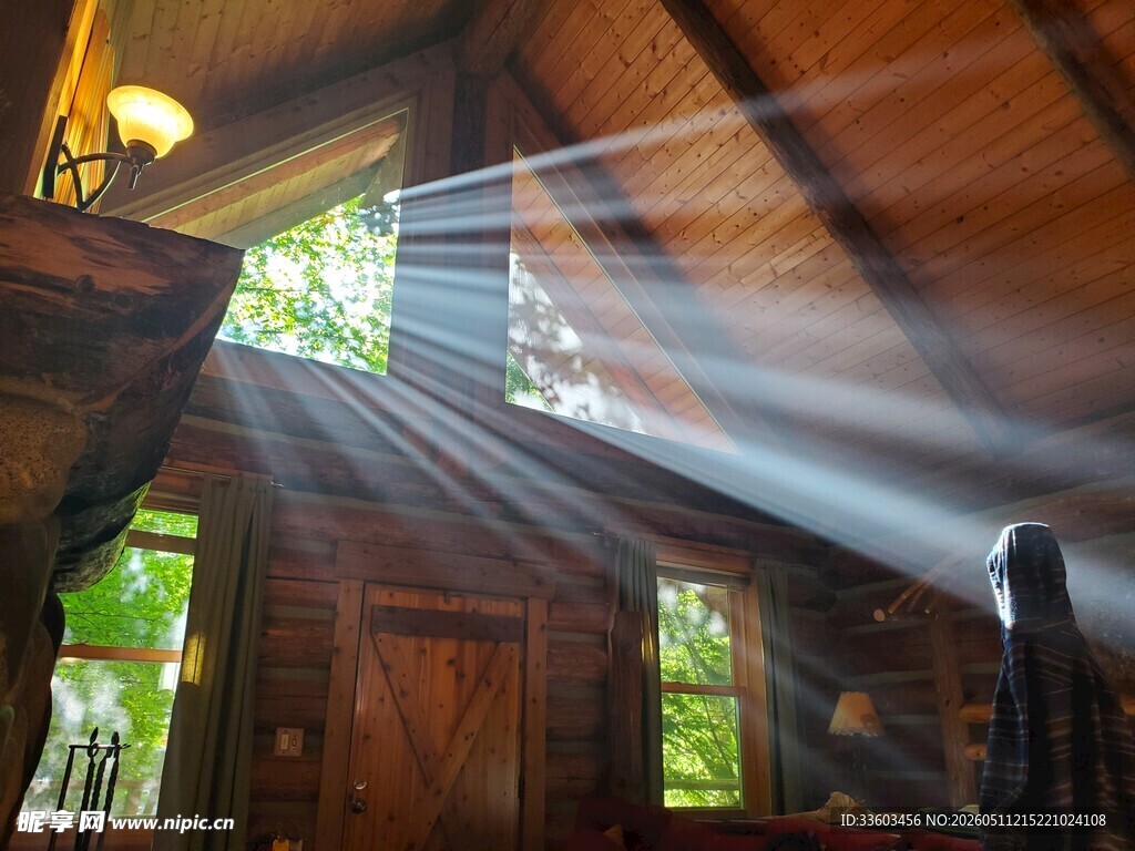 阳光穿透木屋洒入的美景