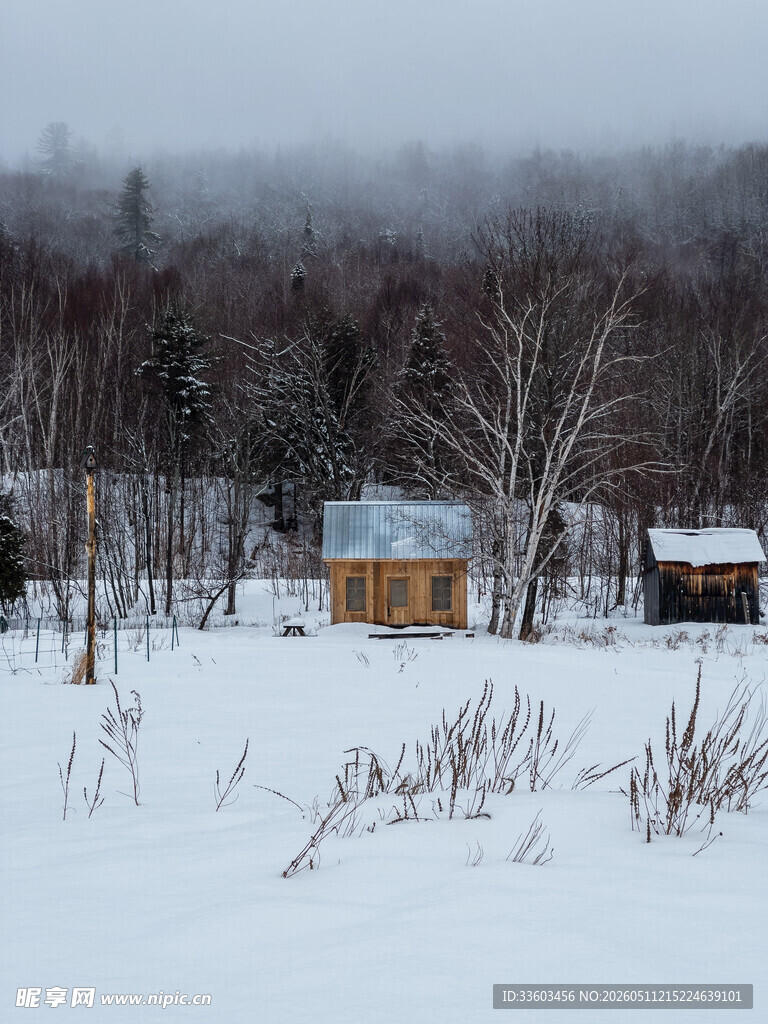 雪野中的静谧小屋