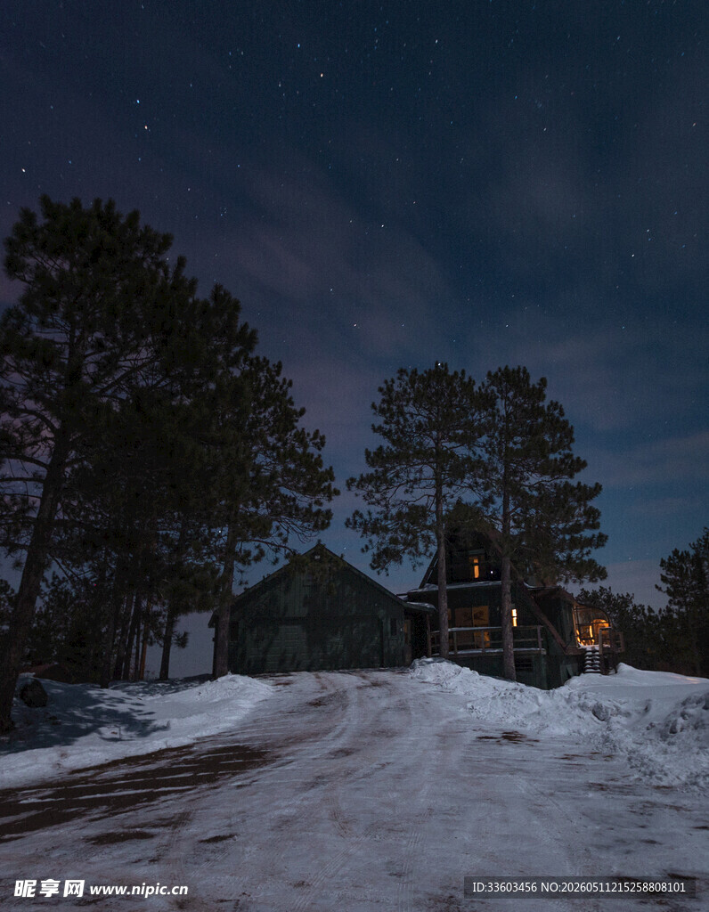 雪夜乡村静谧景象
