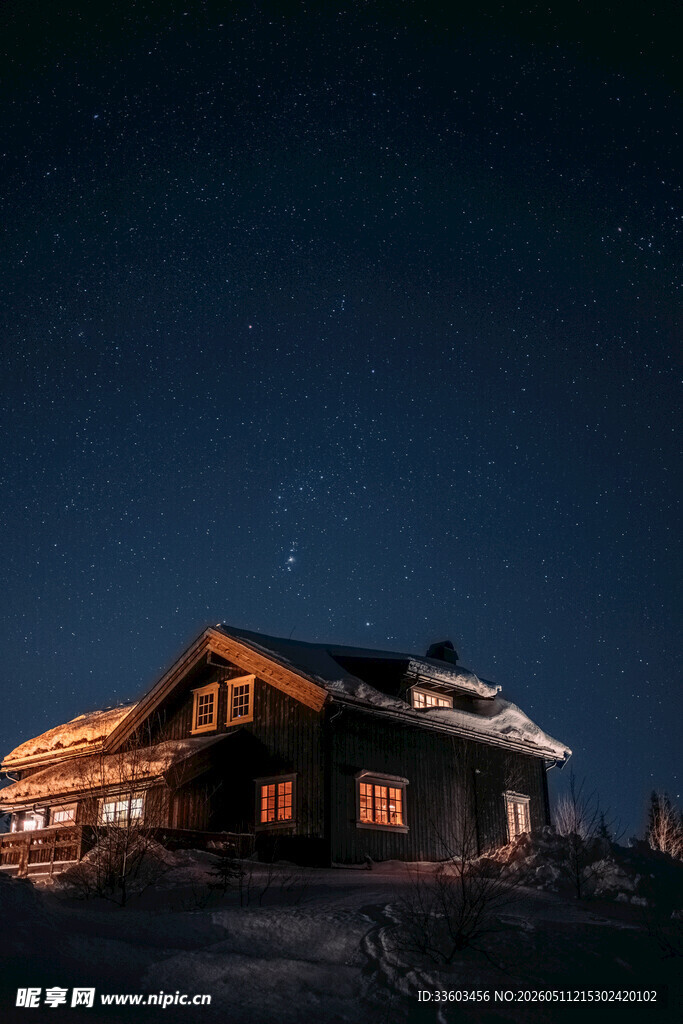 雪夜中的木屋灯火
