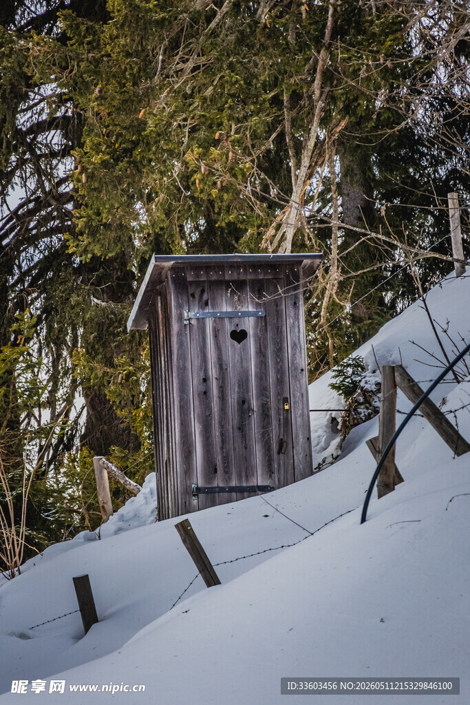 雪地中的木质户外小厕所