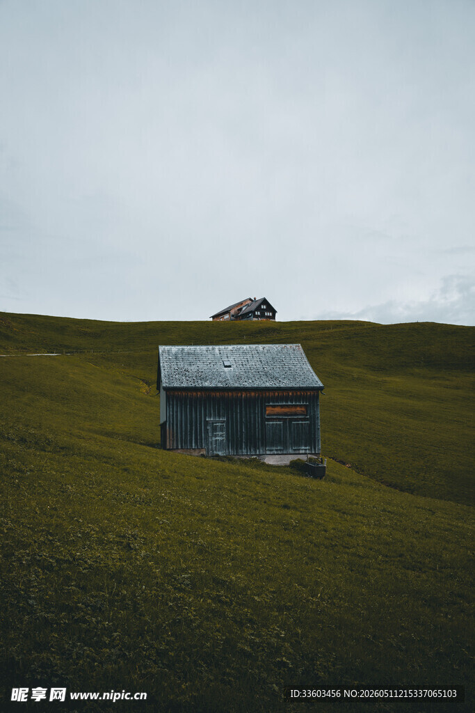 草原上的孤独小屋