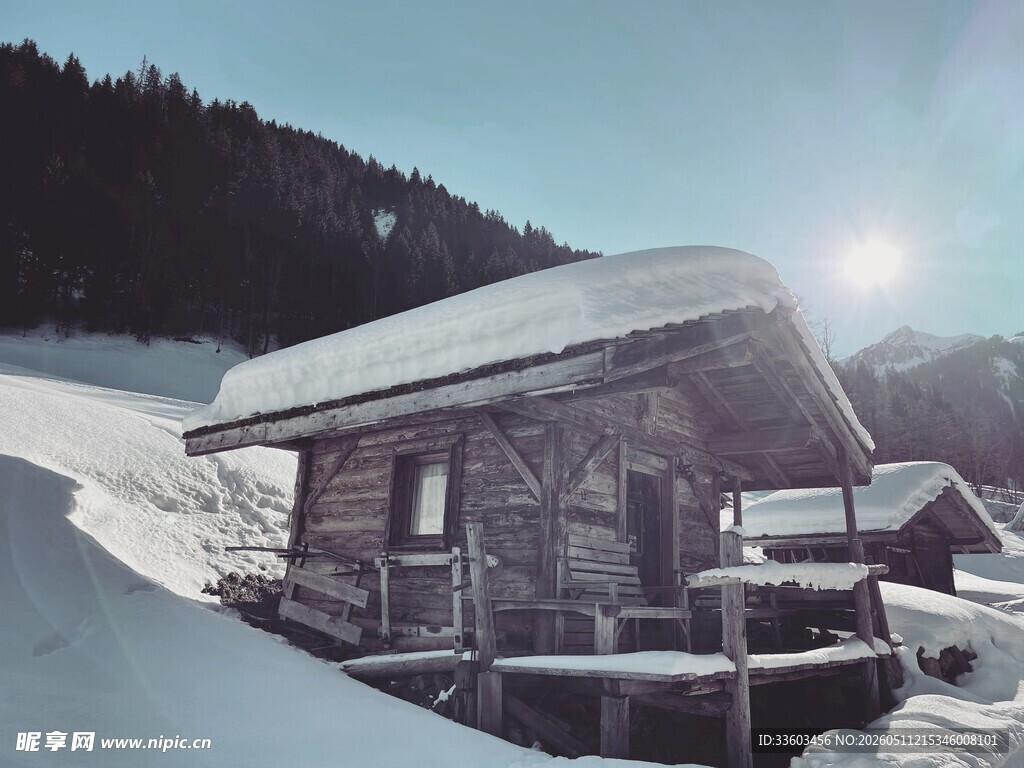 雪中山间木屋
