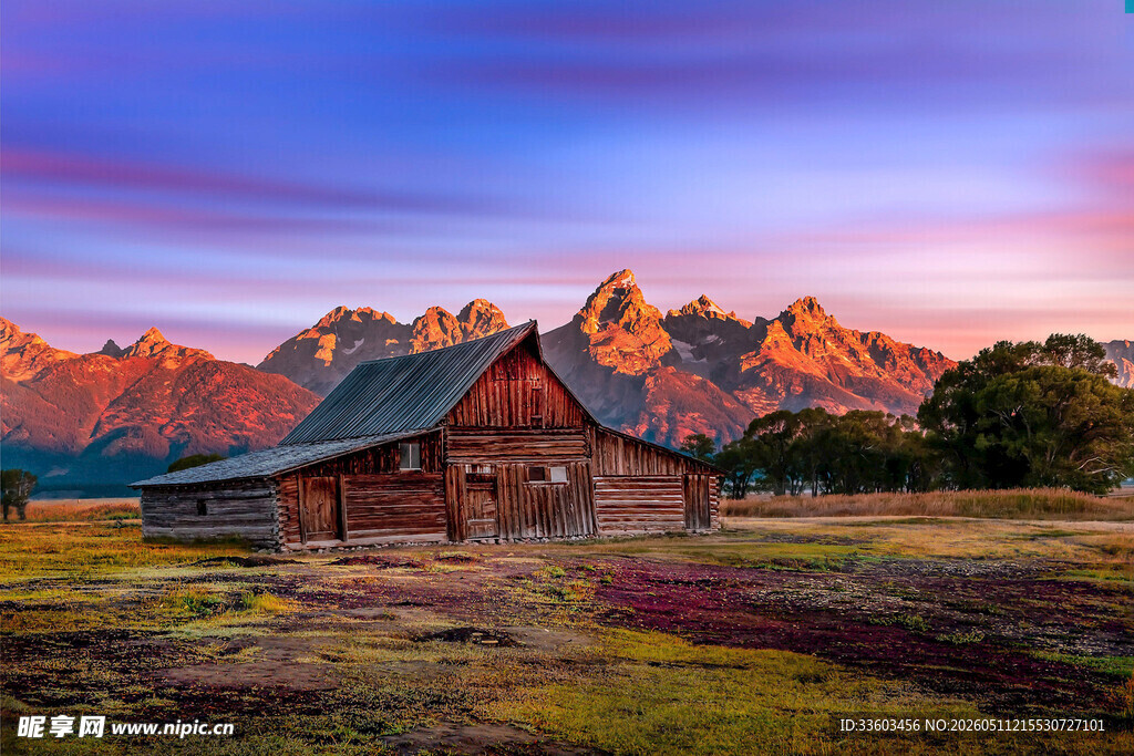 夕阳下的山间木屋与美景