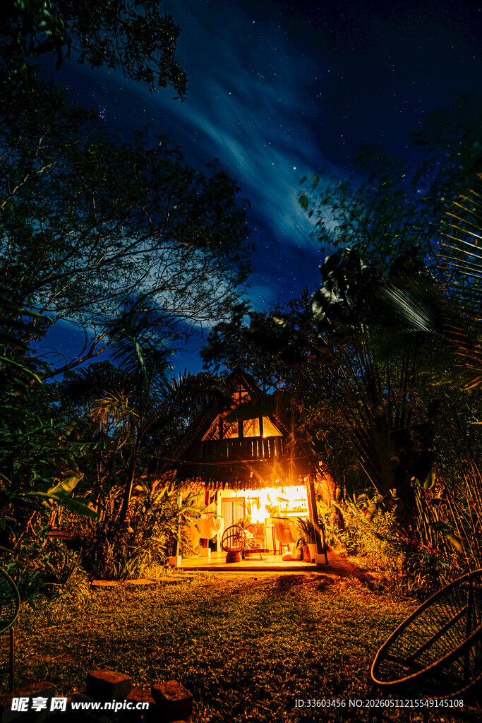 夜中木屋篝火