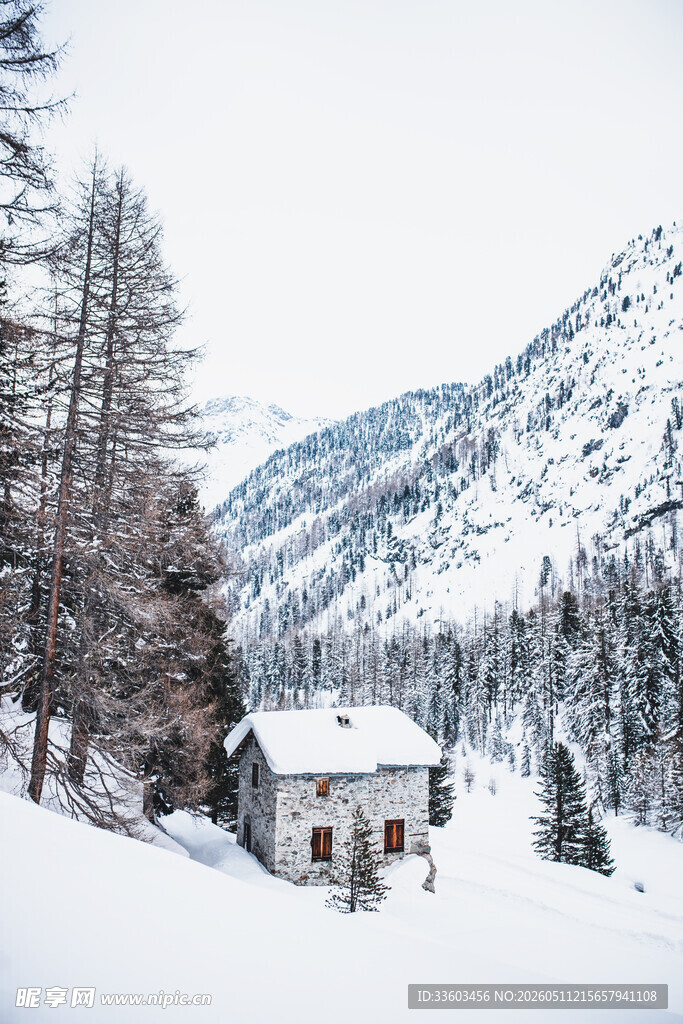 雪中山间小屋风景