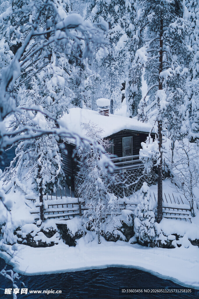 雪覆林间小屋的静谧景致