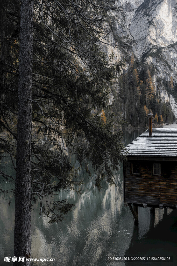 雪覆山林中的湖畔小屋