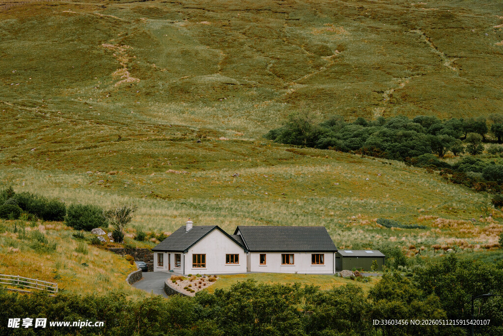 山间田园小屋风景