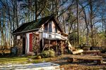 林间破旧小屋