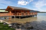 湖畔木质码头小屋