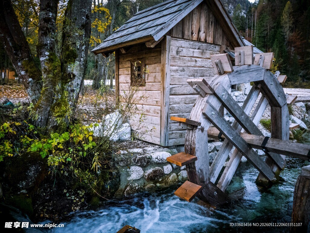 山间老旧水磨坊风景