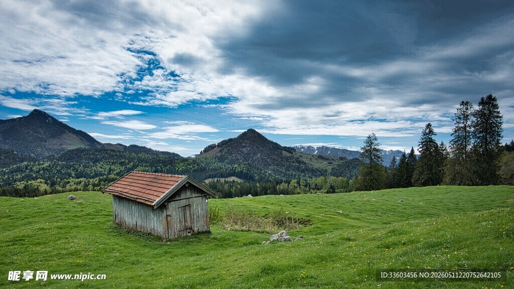 草原上的小屋与远山风景