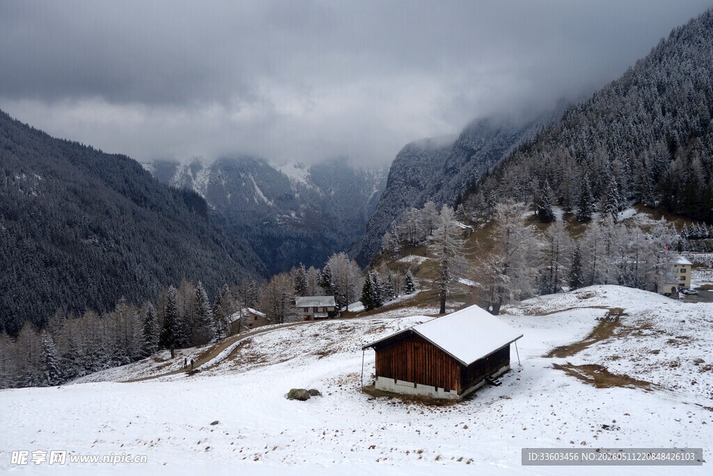 雪覆山间小屋的静谧景致