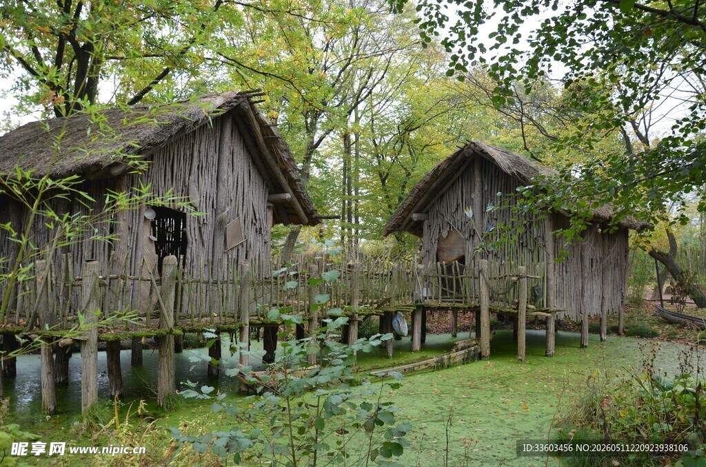 乡村木质小屋与自然景致