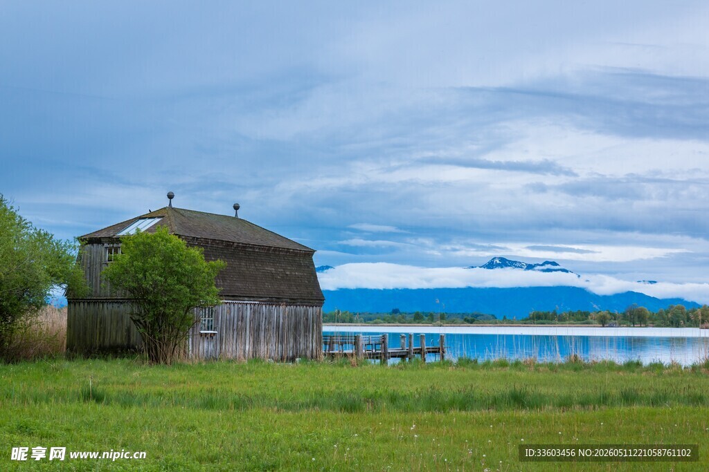 湖畔小屋的宁静田园风光