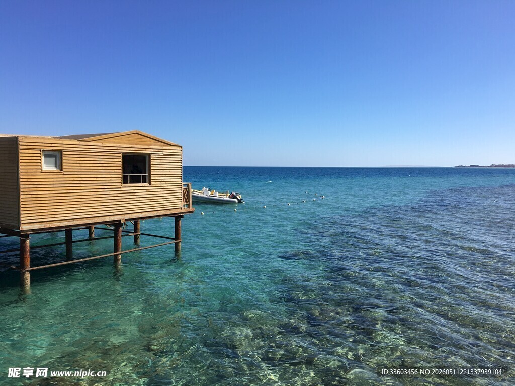 海上木屋澄澈海景风光