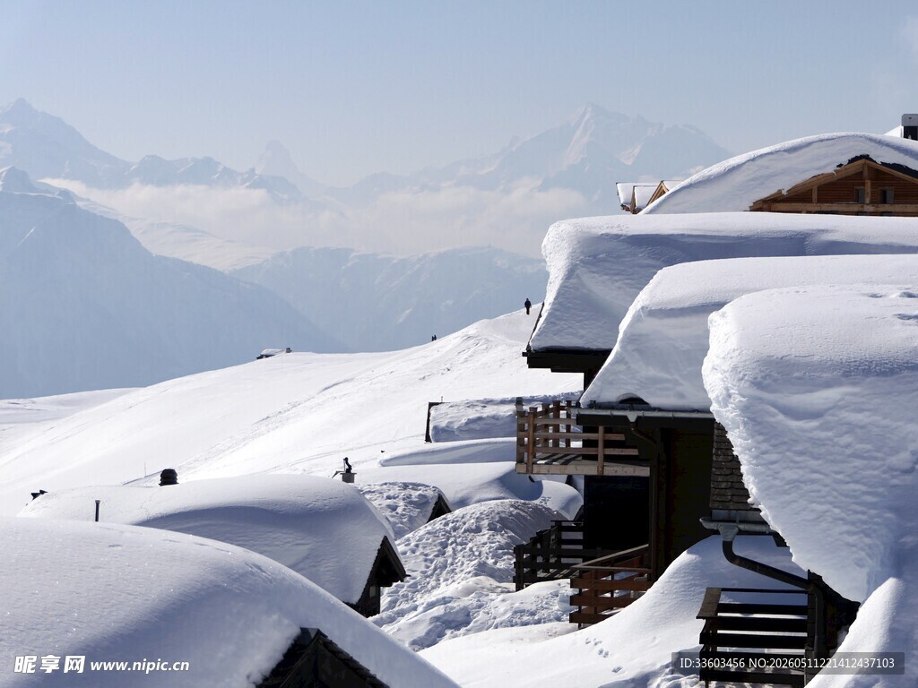 雪覆山间小屋美景