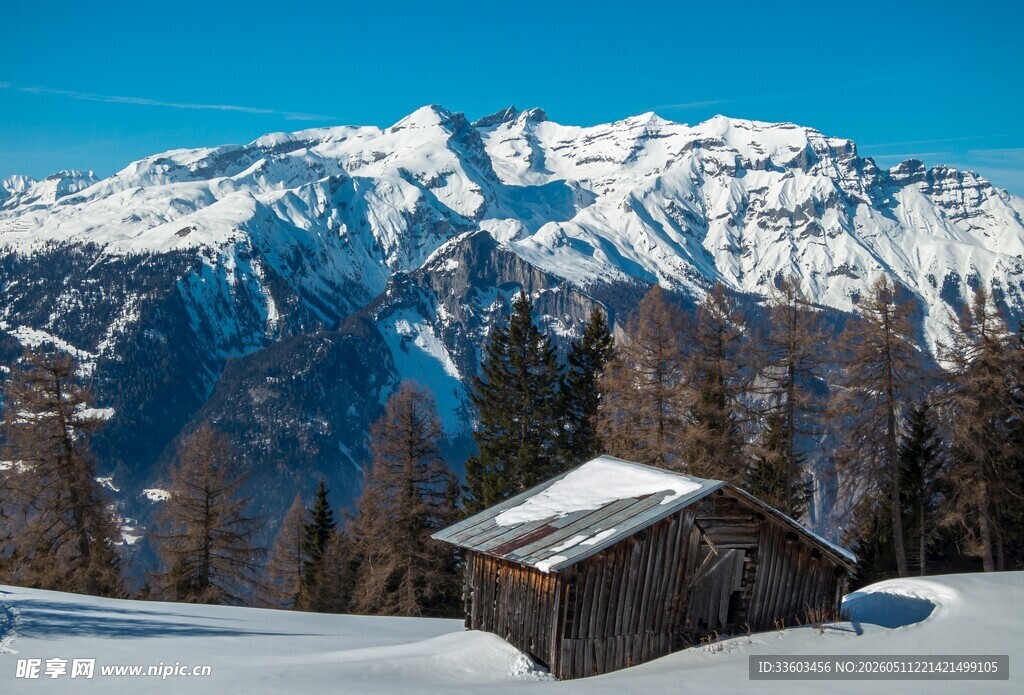 雪山下的木屋美景
