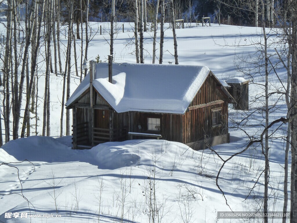 雪中小木屋的静谧景致