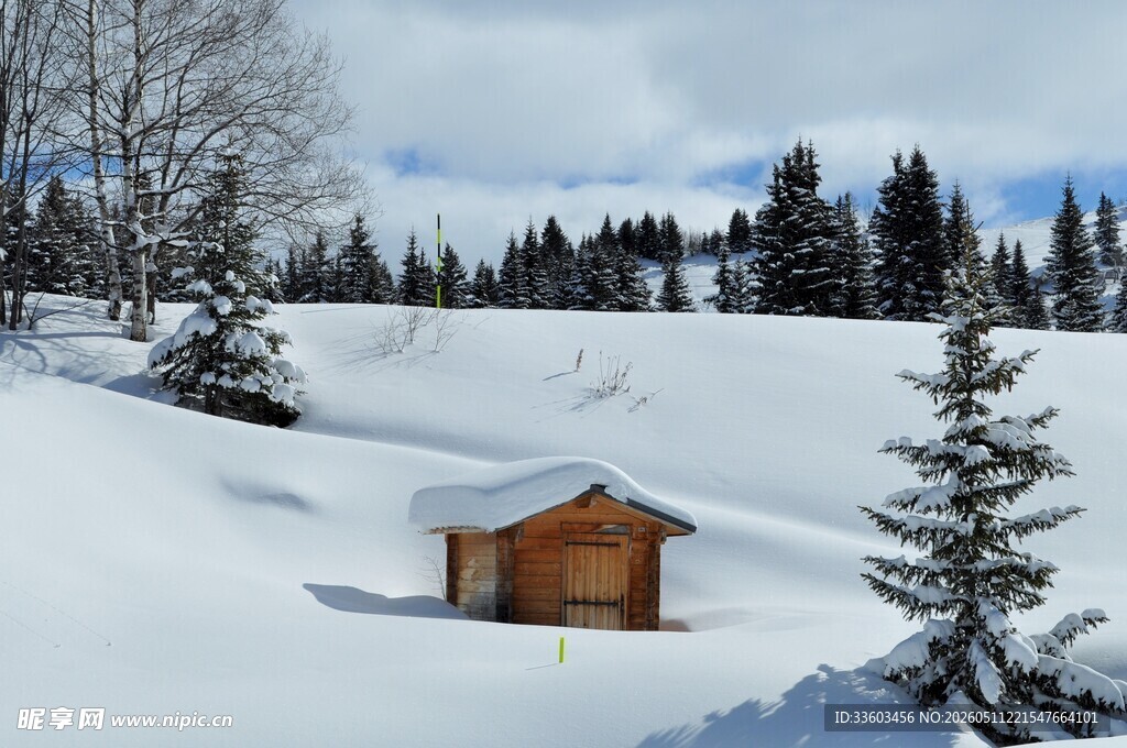 雪中山间小屋美景
