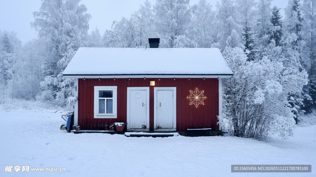 雪中小屋的静谧冬日景象