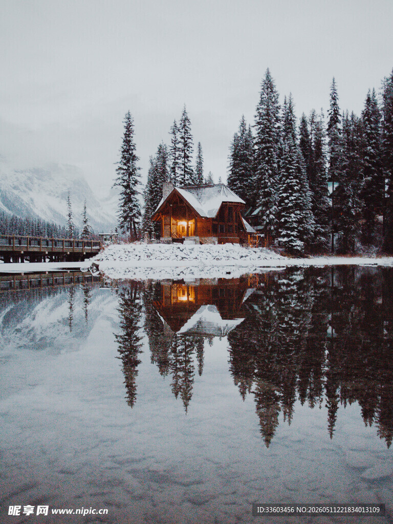 雪夜湖畔小屋的静谧美景