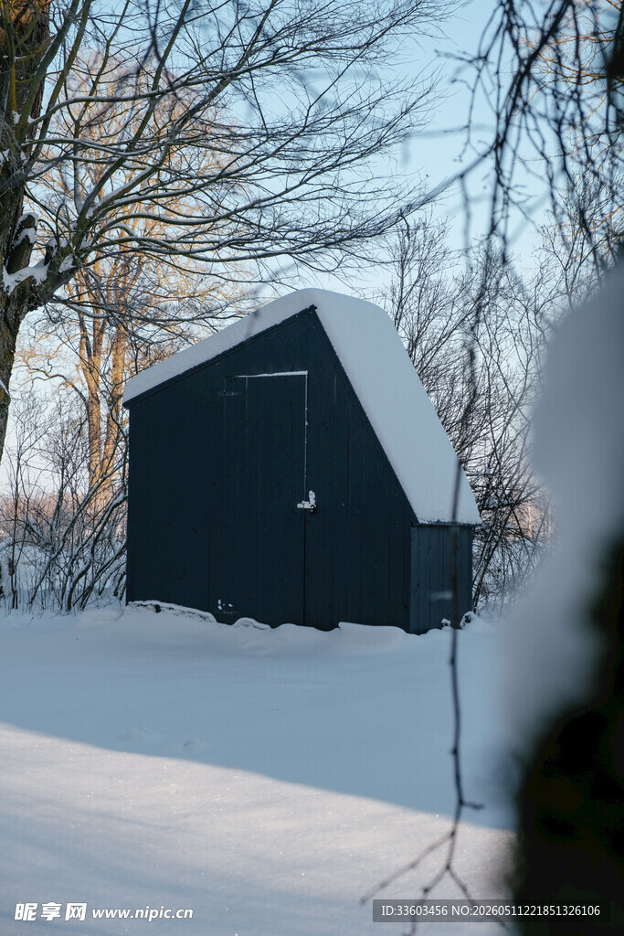 雪覆小屋的冬日静谧景致