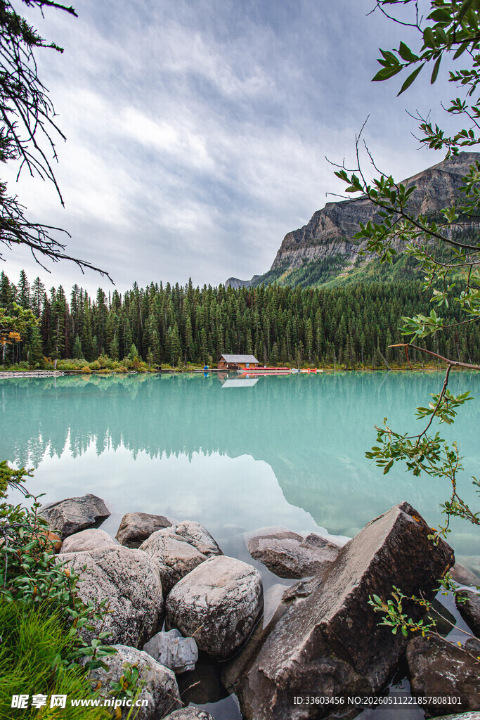 山间碧湖美景