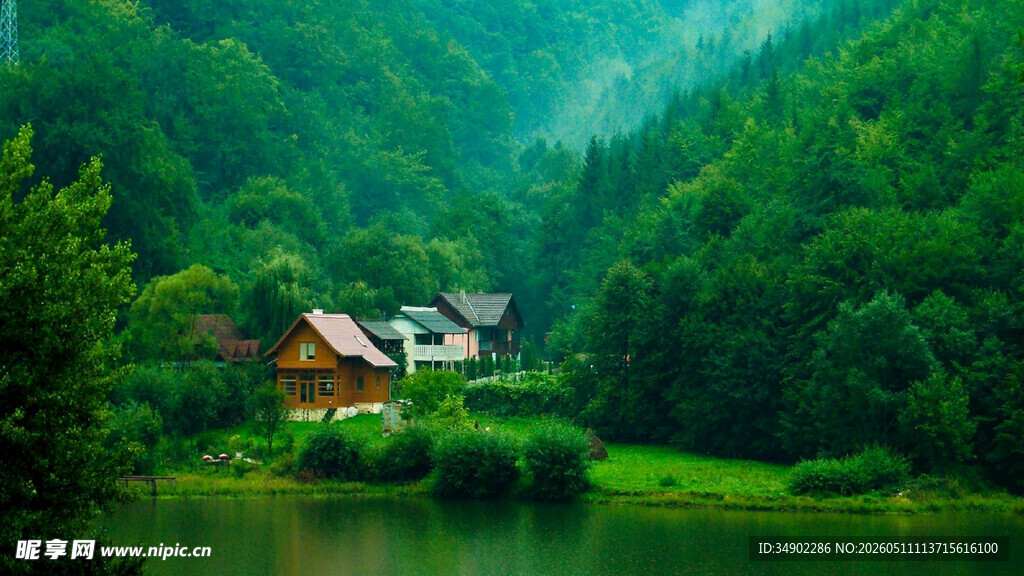 山间湖畔小屋